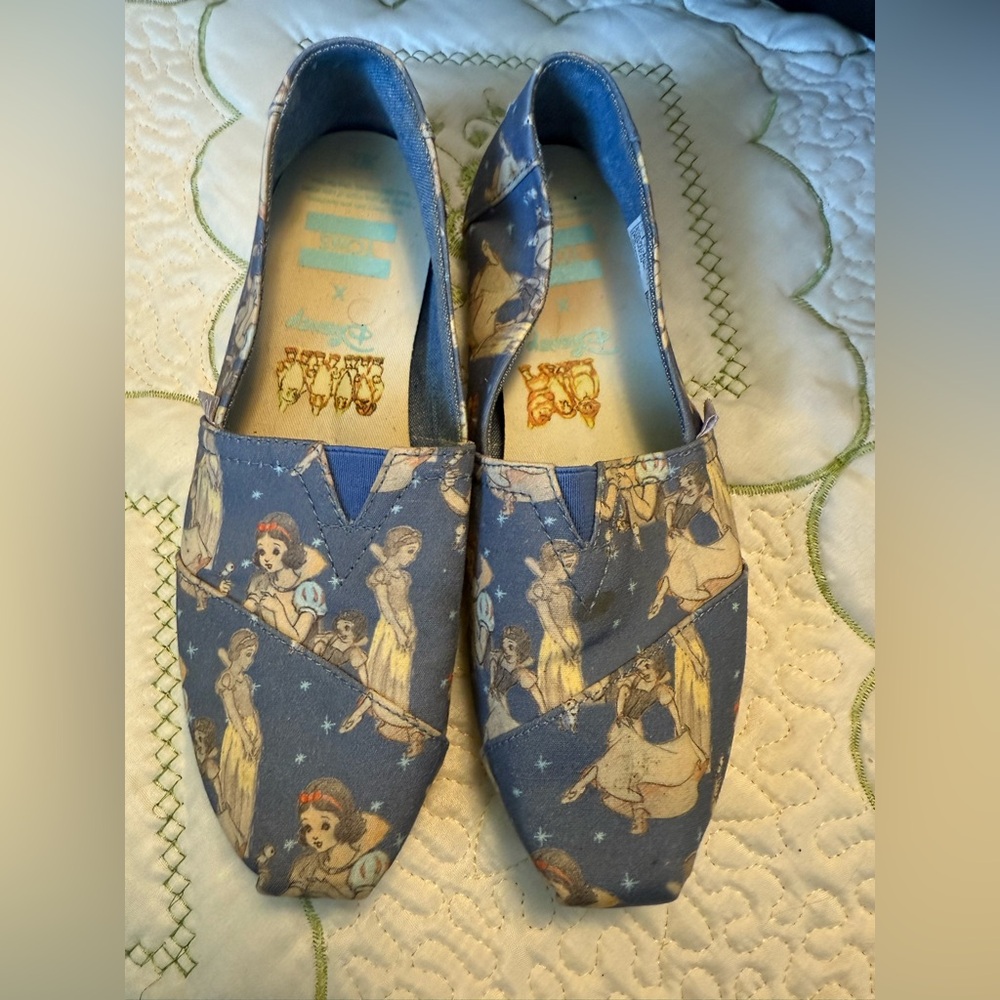 Toms x Disney Snow White flat slip on shoes size 7